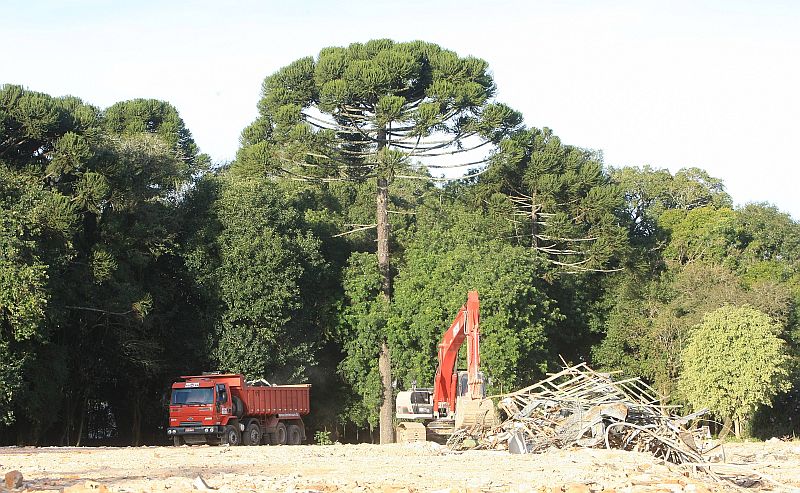 Os escombros do prédio do antigo Hospital Psiquiátrico Bom Retiro estão sendo removidos | Ivonaldo Alexandre/Agência de Notícias Gazeta do Povo