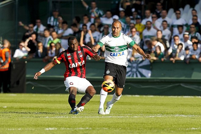 Zagueiro atleticano Manoel tenta tirar a bola do atacante coxa Deivid |