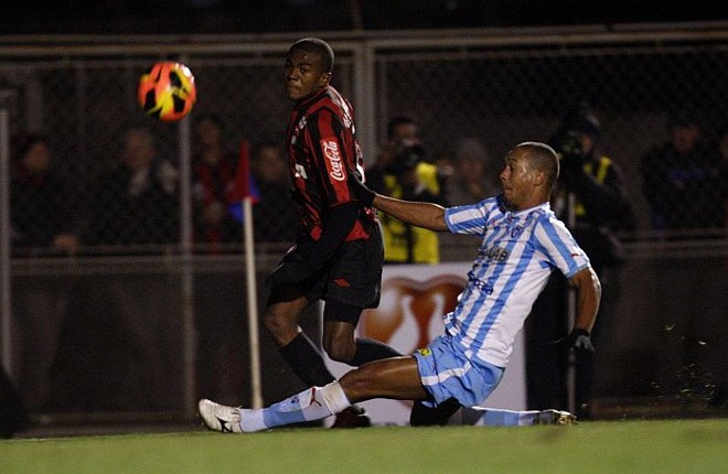 Marcelo faz cruzamento na partida contra o Paysandu |