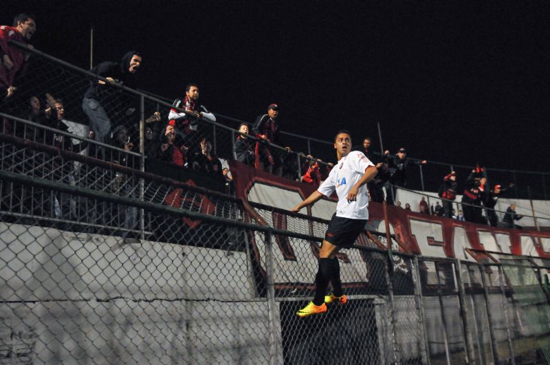 Dellatorre subiu no alambrado para comemorar com atleticanos o gol de empate no Canindé | Adriano Lima / Brazil Photo Press / Folhapress