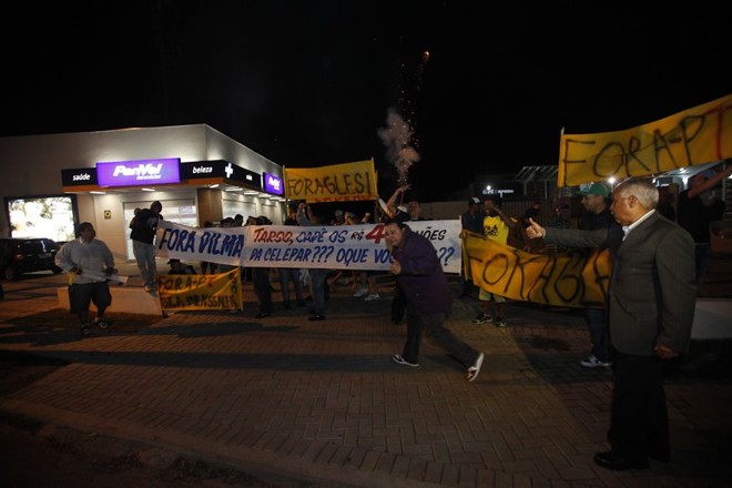 Participantes da contramanifestação com faixas de