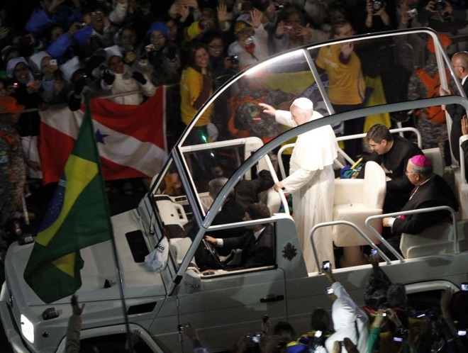 Chegada do papa à Copacabana na noite de sexta |