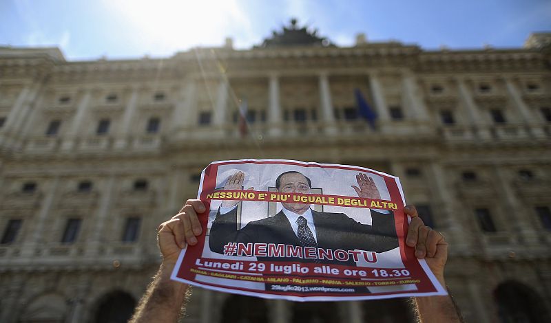Se o tribunal rejeitar o recurso de Berlusconi, será a primeira condenação definitiva do magnata da mídia em dezenas de processos judiciais e marcará o fim de duas décadas de domínio da política por meio de seu controle midiático e habilidade política | REUTERS/Alessandro Bianchi