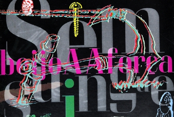 Beijo AA Força Sem Suingue (1995)- Citado pelo crítico carioca Hermano Vianna como um dos discos mais legais da história da música brasileira, o segundo álbum de estúdio do Beijo AA Força é uma experimentação analógico-eletrônica produzida pelo carioca Antonio Saraiva e gravado nos estúdios do guitarrista Luiz Antonio Ferreira, no Bairro Alto. Depois do punk rock do primeiro disco, o BAAF de formação mudada (saíram Renato Quege e Mola Jones e entraram Walmor Goes e Ricardo Rosinha) cometeu um disco cheio de samplers e estranhezas. A maior parte das músicas foi composta no estúdio, lembra Ferreira que tocou baixo no álbum. Ele é experimental sem ser desagradável. A gente não se limitou a fazer um disco de rock. Tem muita novidade e acho que é por isso que ficou marcado, diz. Ferreira também destaca o solo de guitarra de Walmor Goes na faixa Solitário, gravado em apenas um take. Foi uma coisa emocionante. Nós o aplaudimos no estúdio, lembra | Musin (Museu Independente)