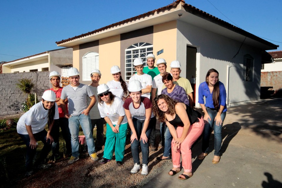 Ao todo, 70 alunos do UniCesumar estiveram envolvidos na reforma da casa de Natália. | Ivan Amorim / Gazeta do Povo