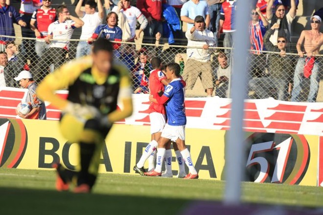 Comemoração do primeiro gol paranista, marcado por Lúcio Flávio |
