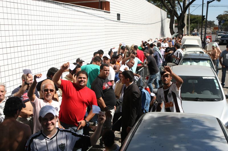 Atleticanos estão desde quinta-feira na fila por ingressos | Flavio Tavares/Hoje em Dia