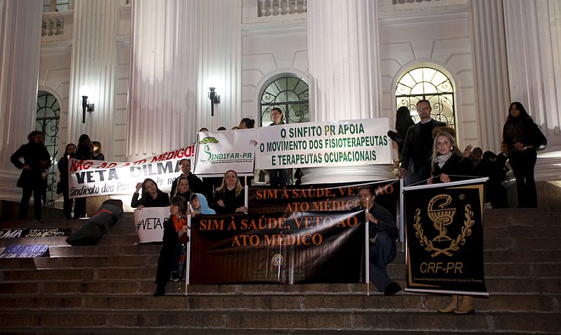 Manifestantes reuniram-se na Praça Santos Andrade, em frente às escadarias da UFPR, em Curitiba, para protestar contra o ato médico | André Rodrigues/Agência de Notícias Gazeta do Povo