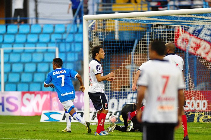 Marcio Diogo comemora o gol de empate do Avaí, que tirou a vitória do Paraná em Florianópolis | Flavio Neves / RBS