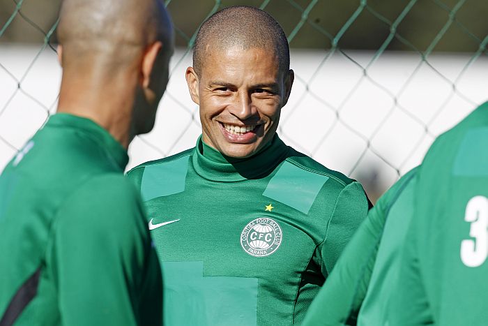 Alex defende um Coritiba ofensivo na partida contra o Santos, na Vila Belmiro | Antonio More / Gazeta do Povo