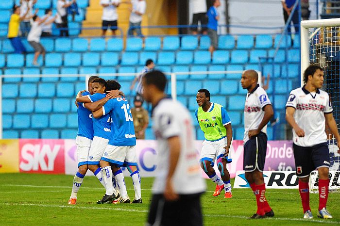 Jogadores paranistas assistem o Avaí comemorar o gol de empate, de Márcio Diogo | Flávio Neves / RBS