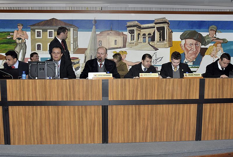 Vereadores participam da sessão da CPI da Urbs nesta quinta-feira. Eles vão apurar indícios de irregularidades na licitação do transporte coletivo | Anderson Tozato / Câmara Municipal