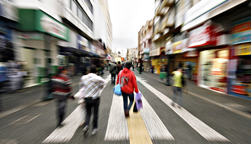 Segmentos como o comércio continuam gerando empregos, mas em ritmo mais lento. Se a criação de vagas não acompanhar a entrada de profissionais no mercado, o desemprego tende a subir | Josué Teixeira/ Gazeta do Povo