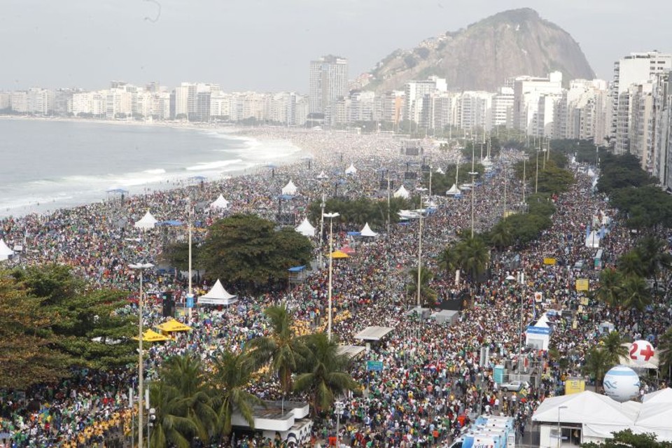 Fiéis que acompanharam a missa de despedida da JMJ ocuparam, inclusive, a Avenida Atlântica e as ruas que dão acesso à praia | Fotos: Aniele Nascimento/Gazeta do Povo