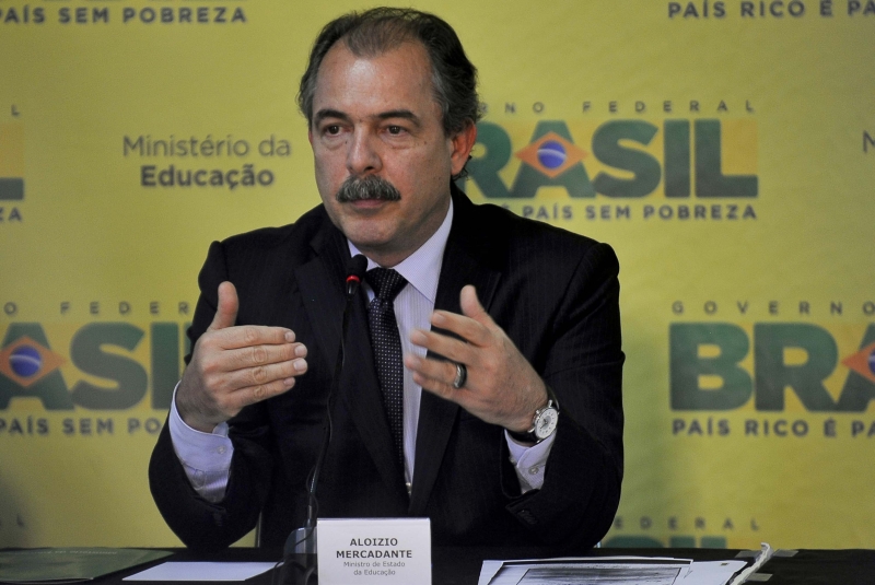 Mercadante: ideia é tornar obrigatório o início da residência médica após a graduação | Wilson Dias / ABr