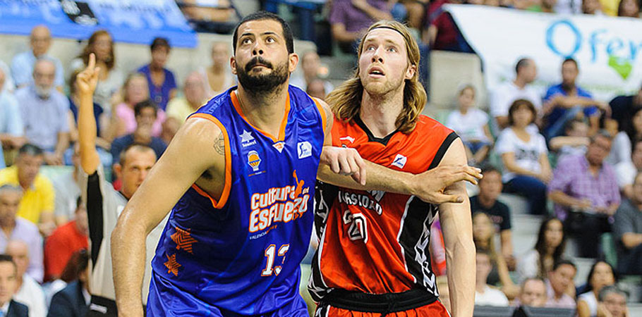 Brasileiro Vitor Faverani (de azul) é o novo reforço do Boston Celtics | Divulgação CBB
