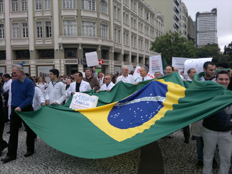 Em Curitiba, 2 mil profissionais se concentraram no Centro | Jonathan Campos / Gazeta do Povo