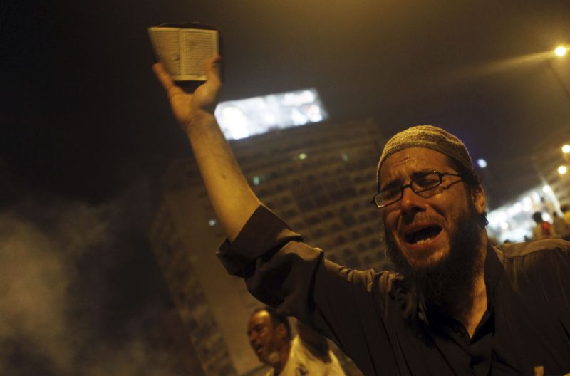 Apoiador do ex-presidente Mohamed Mursi segura uma cópia do Alcorão durante manifestação na Praça Ramsés, no centro do Cairo | Amr Abdallah Dalsh/Reuters