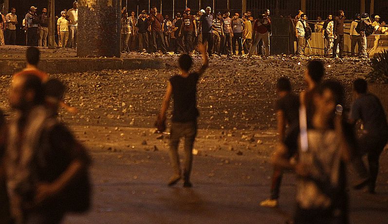 Partidários do presidente deposto Mohammed Mursi (ao fundo) enfrentam opositores no centro do Cairo | REUTERS/Amr Abdallah Dalsh