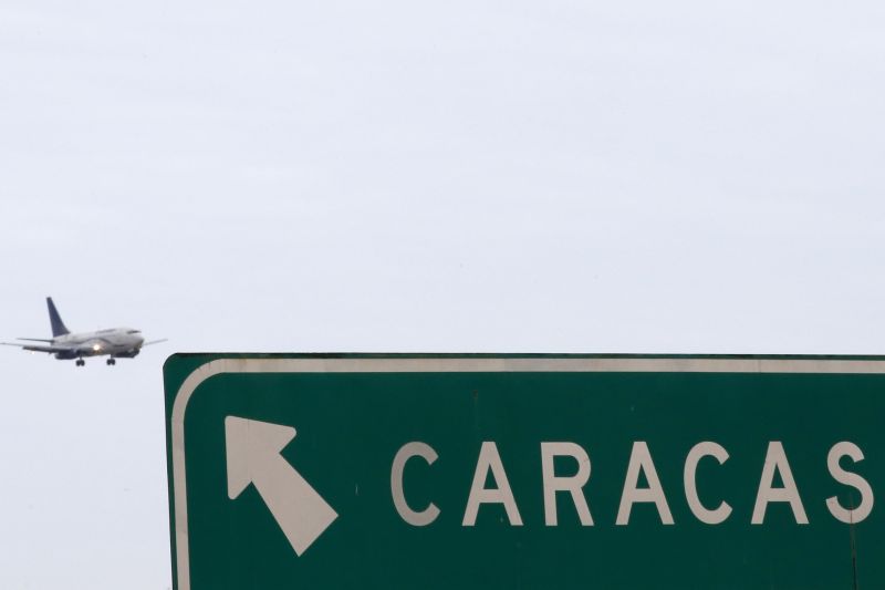 Avião se aproxima do aeroporto La Guaira | Jorge Silva/Reuters