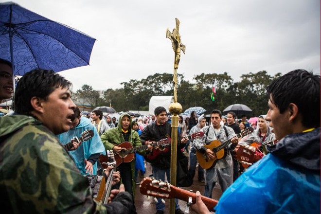 Grupo de violeiros equatorianos animou o intervalo entre os shows e a missa | 