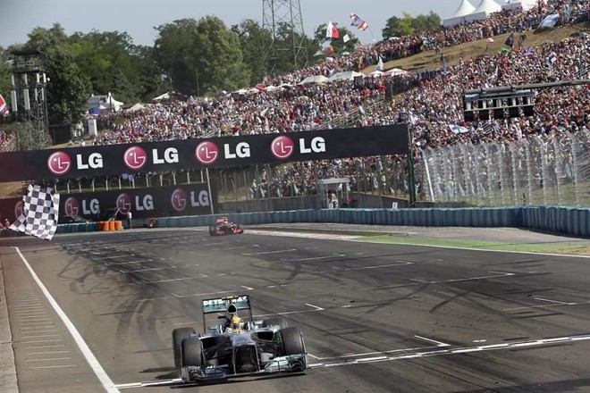 O inglês Lewis Hamilton cruza a linha de chegada no GP da Hungria | 