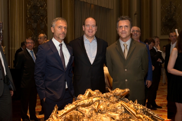 O príncipe Albert II, de Mônaco, com os renomados irmãos e designers brasileiros Fernando e Humberto Campana durante inauguração da exposição Dangerous Luxury, parte das comemorações dos 150 anos do Grupo Monte-Carlo SBM, realizada nos dias 5 e 6 de julho na capital do principado | Divulgação