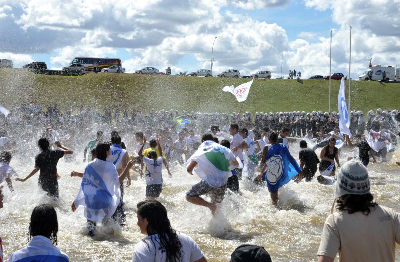 Manifestantes em frente ao Congresso na semana passada: protesto pela votação do projeto que destina 100% dos royalties do petróleo para a educação | Laycer Tomas/Ag. Câmara
