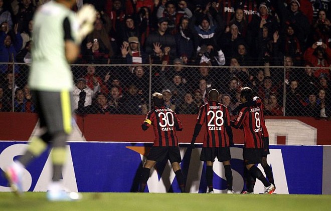 Paulo Baier comemora com a torcida o gol de pênalti diante do Paysandu |