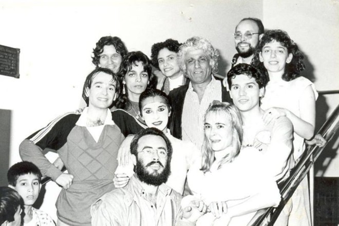 Enéas Lour (à frente), com Chico Nogueira (ao fundo) e Ziraldo (no centro), em 1987, durante ensaio da peça O Menino Maluquinho: tempos movimentados no Guaíra |