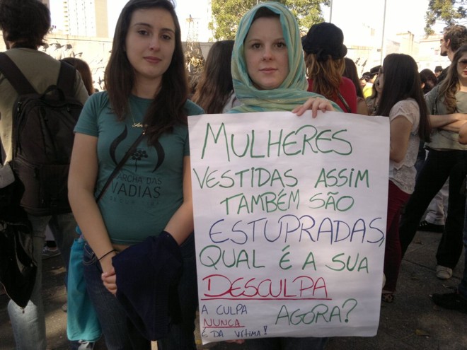 As amigas Janaína e Giannini foram à marcha defendendo que a culpa pelos estupros não é da mulher. | 