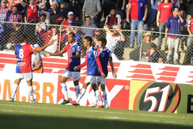 Comemoração do primeiro gol paranista, marcado por Lúcio Flávio |
