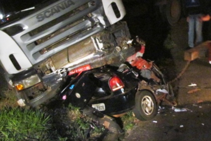 Pessoas que morreram estavam no Gol, que foi arrastado por alguns metros após bater no caminhão | Divulgação / PRE