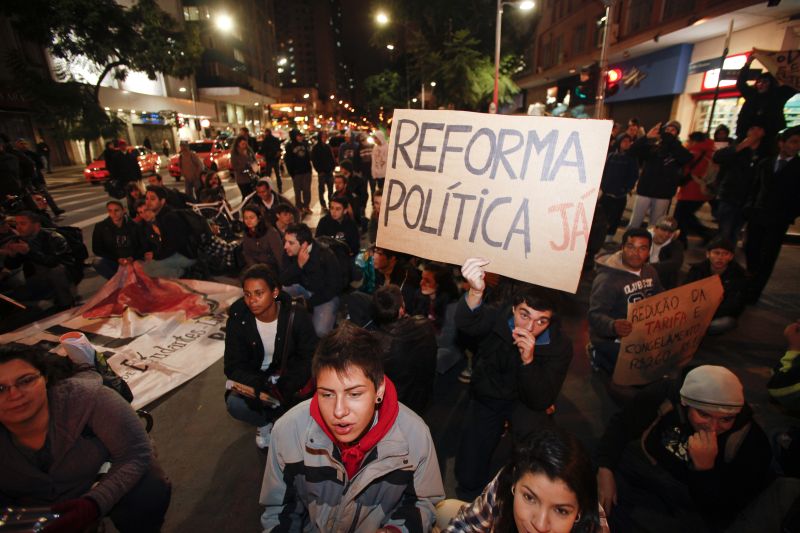 Grupos que se diziam apartidários em movimentos refletem pesquisa do Ibope: 96% dos manifestantes não são filiados a partidos | André Rodrigues/Gazeta do Povo