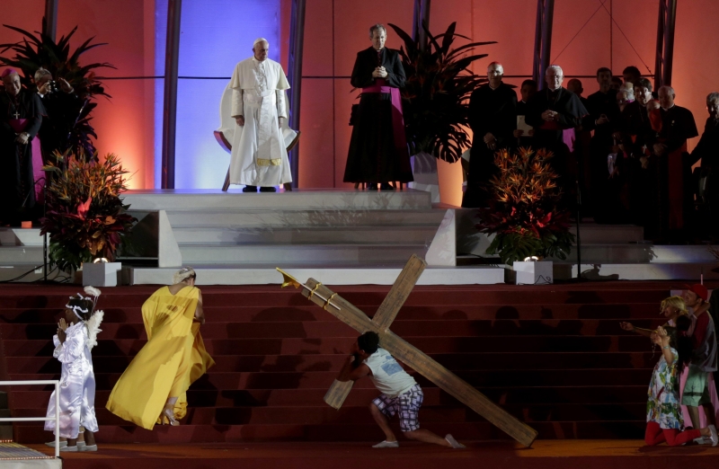 Cerimônia começou às 18 horas de ontem e contou com atos antes do pronunciamento do papa | Ricardo Moraes/ Reuters