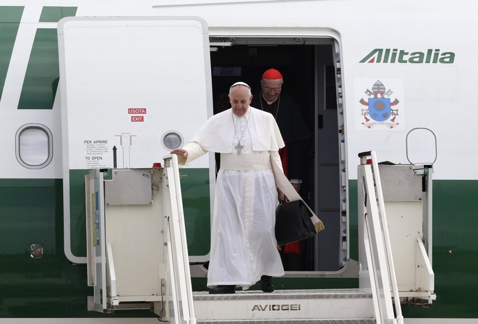 Papa desembarca no aeroporto de Ciampino, em Roma | Reuters/Alessandro Bianchi