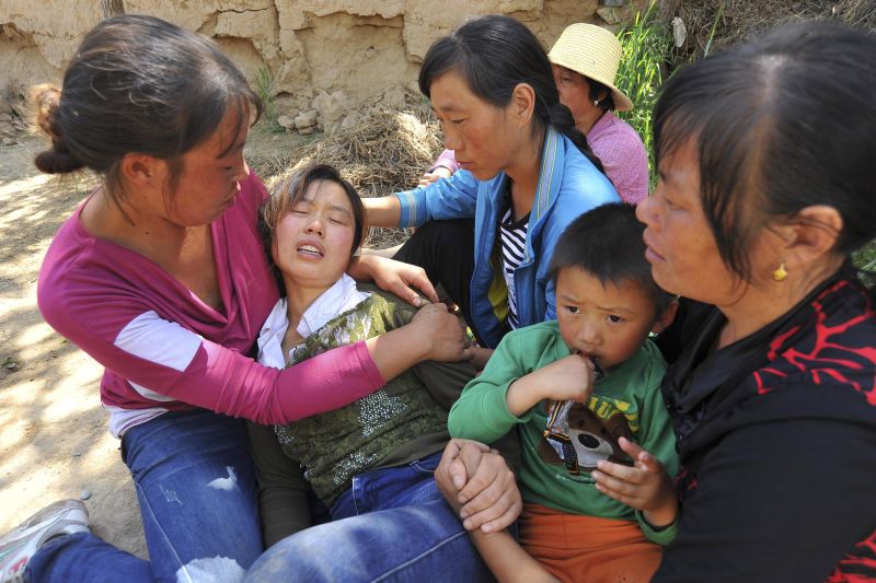 Mulher chora a perda de um familiar no desastre chinês | Reuters