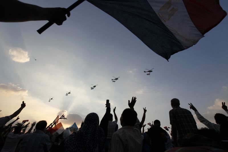 Helicópteros do Exército egípcio sobrevoam a Praça Tahrir ocupada por manifestantes que pedem a saída do poder de Mohamed Mursi. Os protestos continuaram ontem à noite no Cairo | Mohamed Abd El Ghany/Reuters