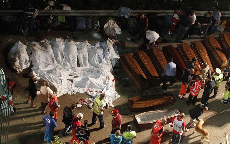 Corpos das vítimas e caixões enfileirados em Avellino | Ciro De Luca/Reuters