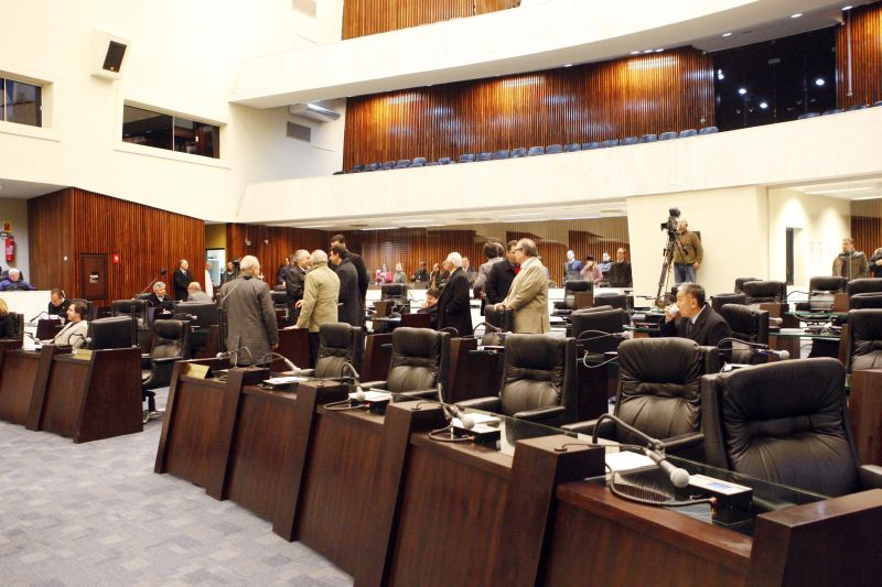 Cadeiras ocupadas pela bancada do PT no plenário da Assembleia ficaram vazias ontem: protesto contra votação apressada | Albari Rosa/ Gazeta do Povo