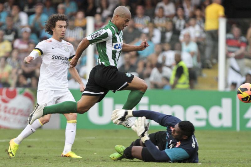 Alex fez os dois gols do Coritiba contra o Santos | Ale Cabral / Futura Press