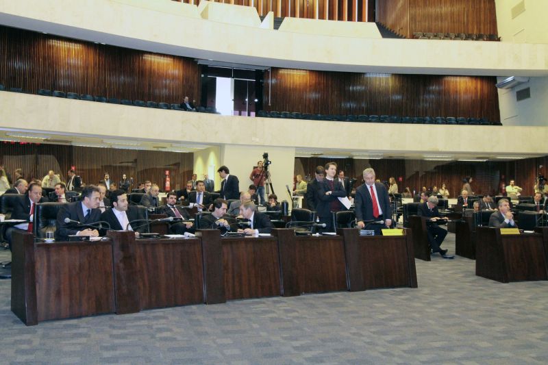 Plenário da Assembleia: Richa pediu esforço para a base aliada estar presente hoje e amanhã no Legislativo para autorizar o governo a usar até 30% dos depósitos judiciais não tributários | Laura Ling/Alep