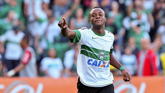 Geraldo comemora o gol do Coritiba diante do Atlético | Daniel Castellano / Gazeta do Povo