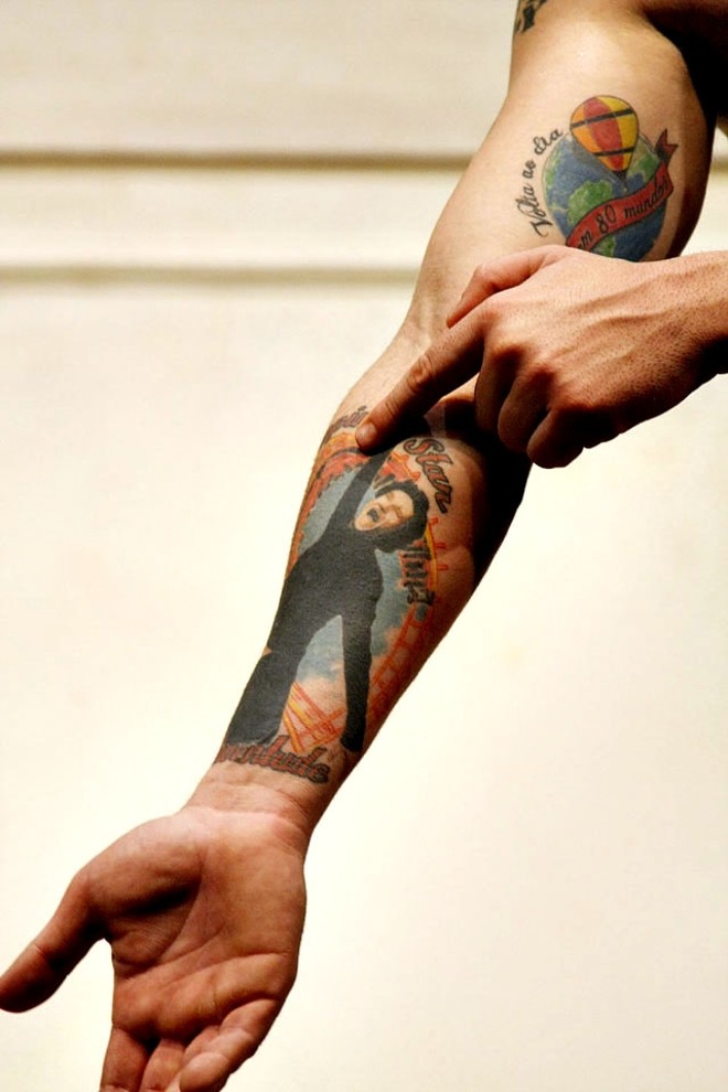 Tatuagens do ator Ranieri González são ensejo para uma das cenas de Vida |