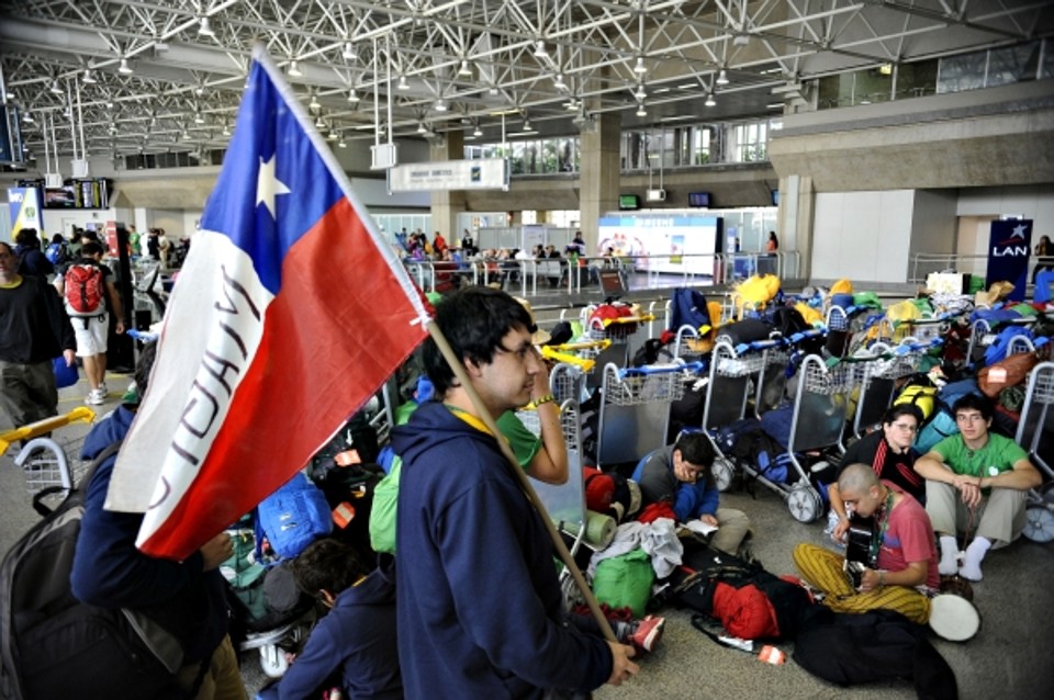No aeroporto, filas para voltar para casa: A movimentação de peregrinos da Jornada Mundial da Juventude (JMJ) foi grande na manhã de ontem nos aeroportos do Rio de Janeiro (foto) e na Rodoviária Novo Rio, que amanheceram lotados. Depois de dormirem na areia e nas ruas de Copacabana à espera do papa Francisco, dezenas de fiéis ocupam os terminais. No saguão de embarque do Terminal 1 do Aeroporto Internacional Tom Jobim, o Galeão, a fila do check-in da Gol por poucos passos não chegava ao Terminal 2. A assessoria da Infraero destacou que, além da saída dos peregrinos da JMJ, o movimento de fim das férias ajudou a engrossar as filas. Por volta de 9h30min, parte de um grupo da Ilha Guadalupe, no Caribe, ainda dormia no chão do saguão do Terminal 1. Acampados com colchonetes e cobertores, o grupo dormiu no aeroporto e aguardava o embarque ao meio-dia. A estudante Ana Gabriella Fernandes, de 16 anos, que aguardava o embarque para Brasília, ficou mais de uma hora na fila. Estou doida para chegar em casa. Estou cansada, mas a Jornada foi ótima. | Tania Rego/ABr