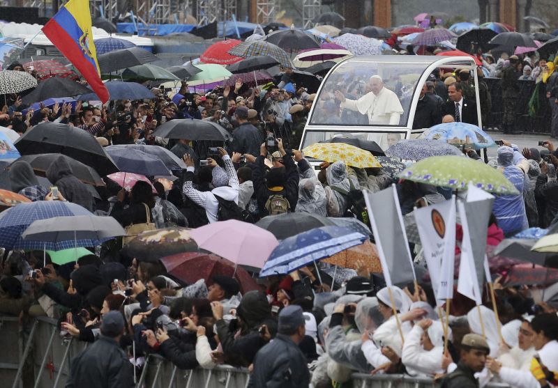 Francisco desfila no papamóvel em Aparecida | REUTERS/Nacho Doce