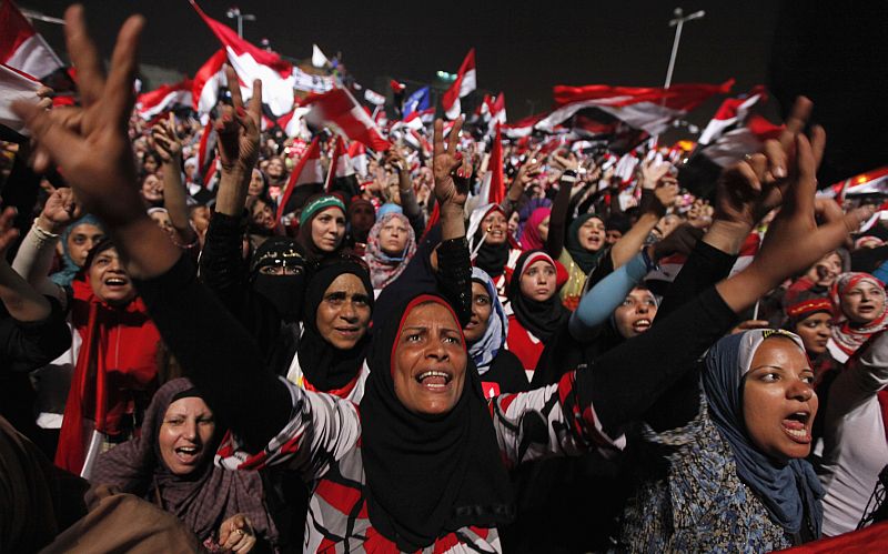 Manifestantes comemoram no Cairo a saída de Mursi do poder | REUTERS/Mohamed Abd El Ghany