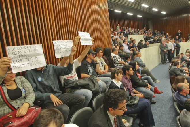 Protestos nas galerias da Assembleia Legislativa com a eleiçãod e Fabio Camargo | 