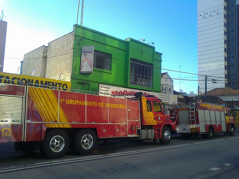 Corpo de Bombeiros utilizou mil litros de água para conter fogo em prédio da Rua Lourenço Pinto, esquina com André de Barros | Aniele Nascimento / Agência de Notícias Gazeta do Povo