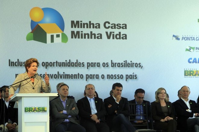 A presidente Dilma Rousseff participou de uma solenidade em Ponta Grossa (PR), para a entrega de 1.438 residências construídas pelo programa Minha Casa, Minha Vida |